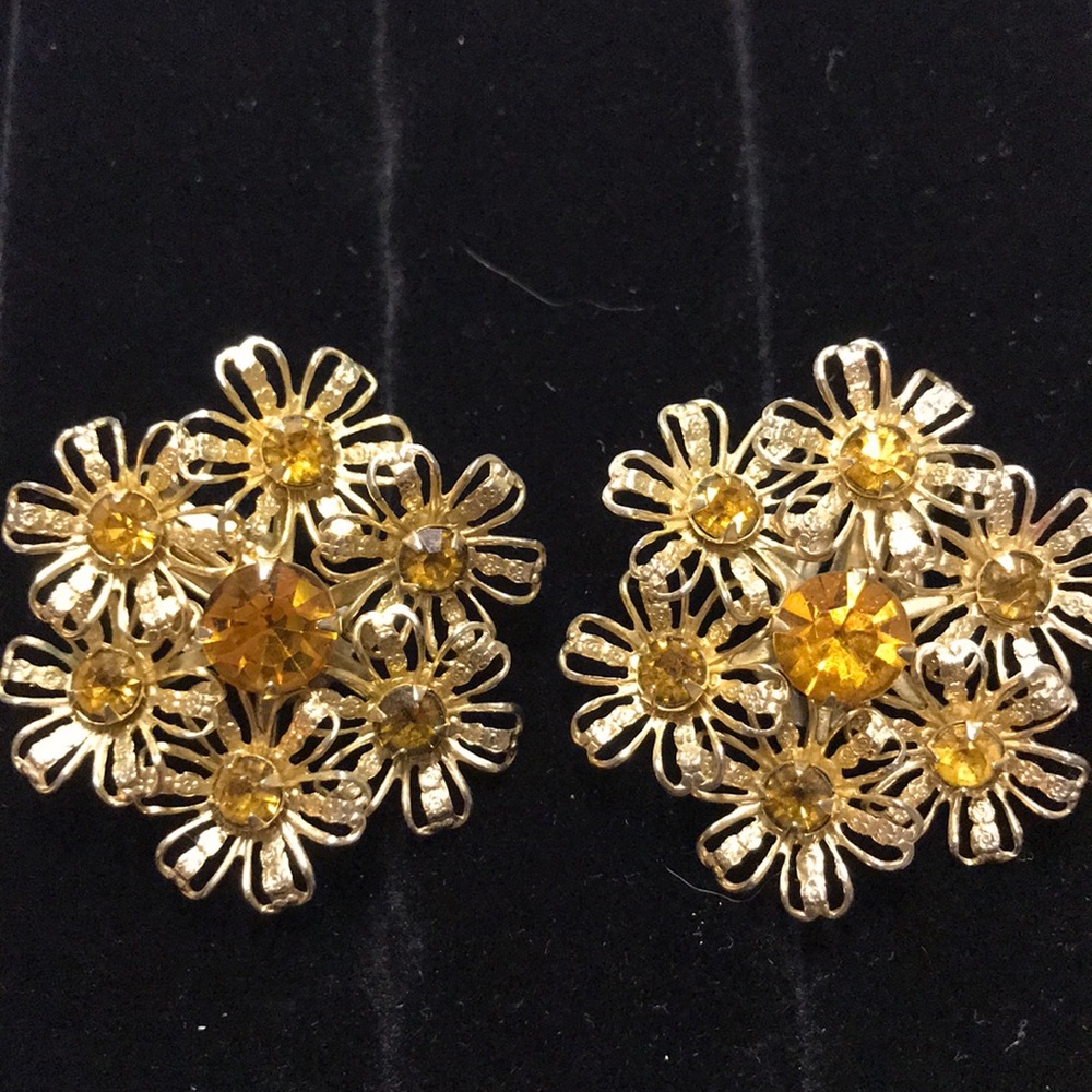 Vintage Gold Clip On Earrings Set - Picture 2 of 3